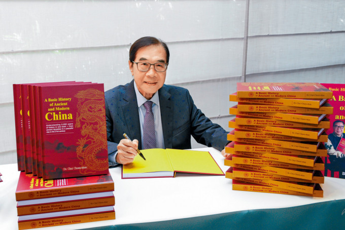 徐传顺出版以英语撰写的历史书，向海外华人介绍中国文化及国家发展。