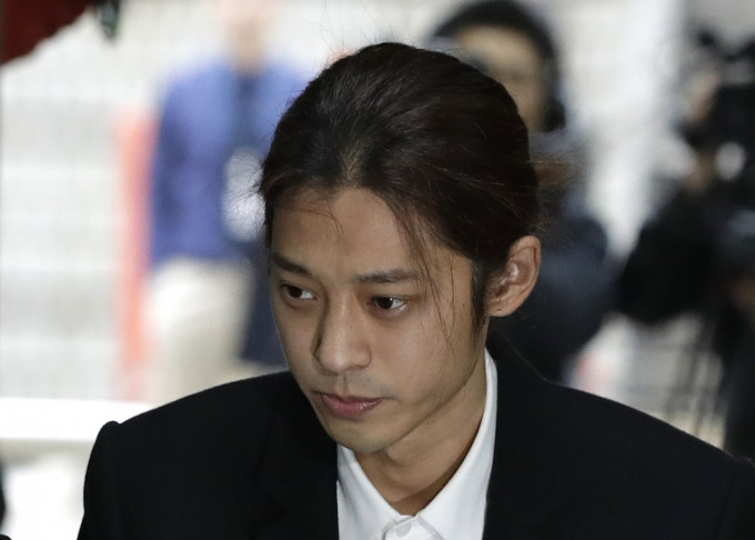 鄭俊英為偷拍性愛片到法院應訊，並向公眾道歉。AP