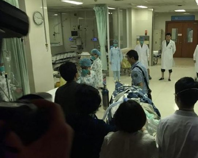 杨婷一直处于昏迷运抵重庆西南医院。