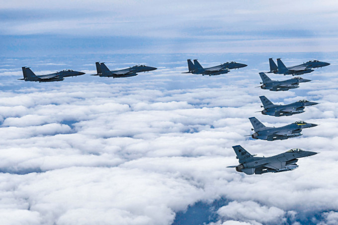美韩战机上月列队飞行参加联合军演。
