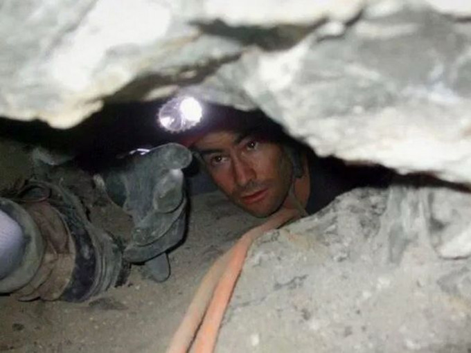 26歲醫學生約翰探險倒吊卡死洞穴內。(網圖)