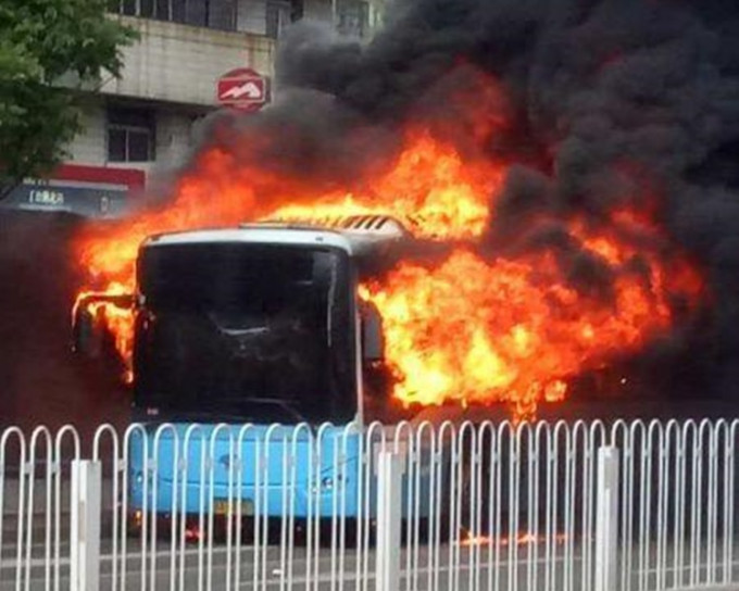 整辆巴士陷入火海。