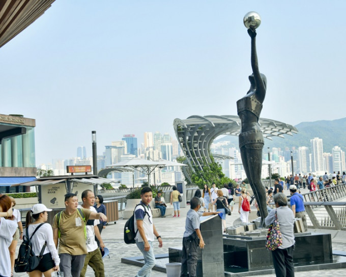 旅游事务专员筹划重新宣传香港，推广其他特色。