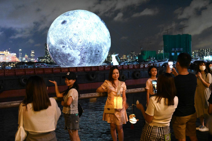 中秋节晚上市民有机会在云隙间看到明月。资料图片