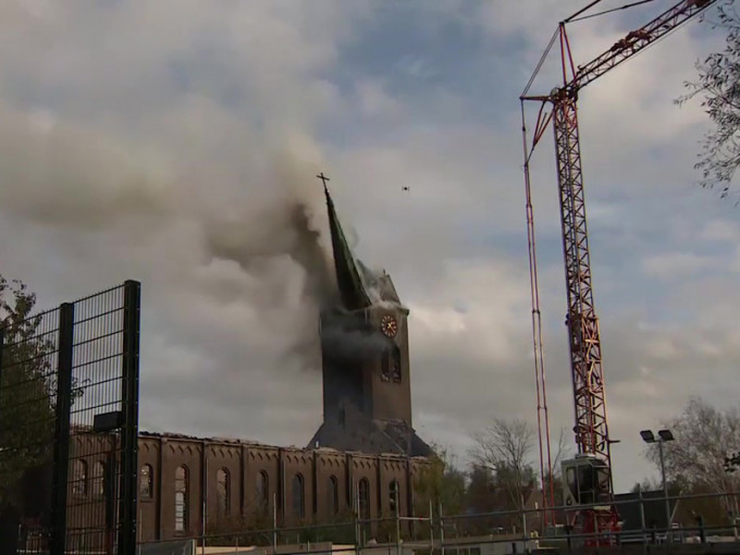 荷蘭霍赫馬德一間百年教堂發生大火，整間教堂幾乎全被燒毀，象徵性的尖塔更是應聲被燒到斷開。（網圖）
