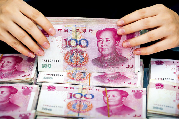 人民币今年来首度跌破7算，兑每百港元低报89.67。