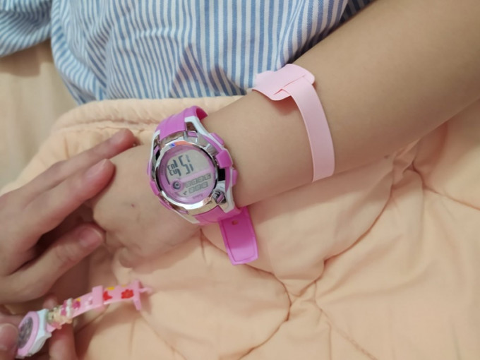 医护团队决定送她全新粉红手表。花莲慈济医院Fb