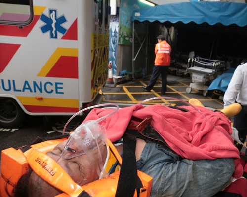 另一名工人由擔架床枱上救護車送院。圖：讀者提供