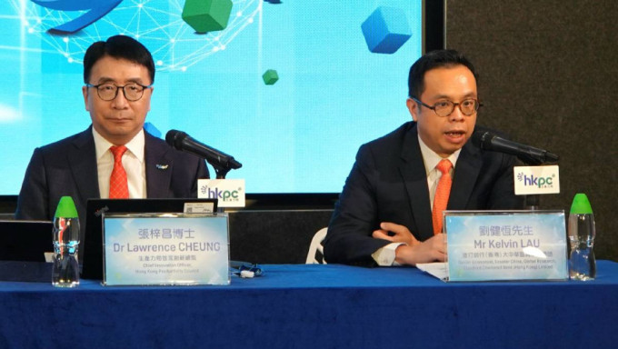 左起：生产力局首席创新总监张梓昌及渣打香港大中华区高级经济师刘健恒。