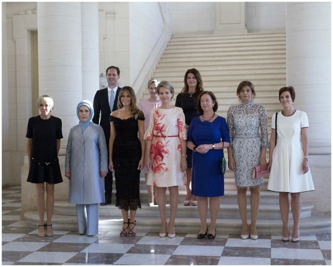 一身黑色西装的德斯特内站在众夫人们当中，特别受到注目。AP图片