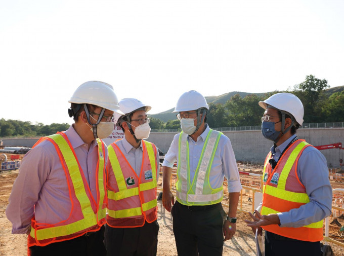 黄伟纶（右二）视察古洞北及粉岭北新发展区的工程进度。网志图片