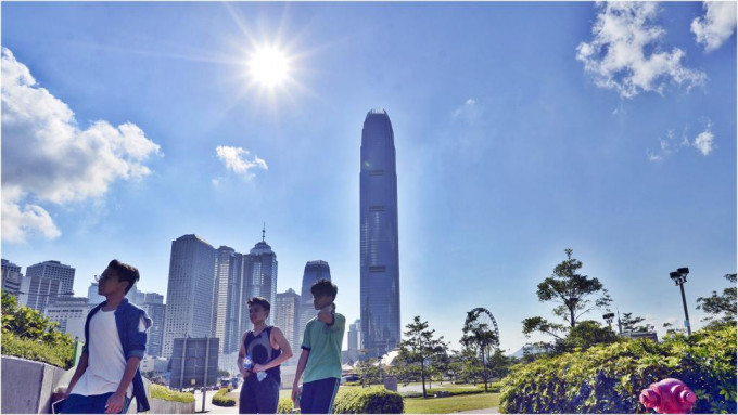 本港高温天气持续，艳阳高挂。资料图片