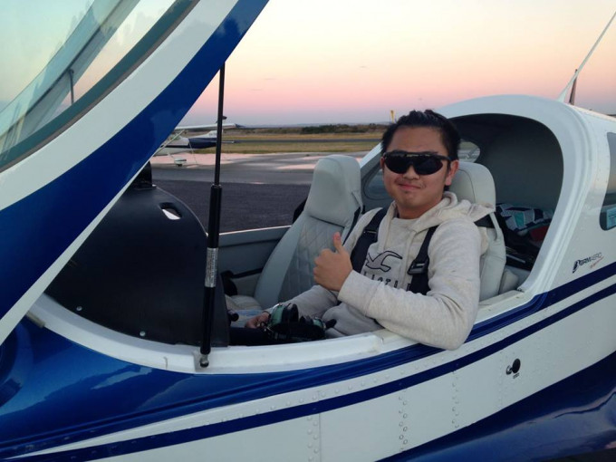 Learn To Fly在fb专页上载Nicholas完成首次单独飞行的相片。网图