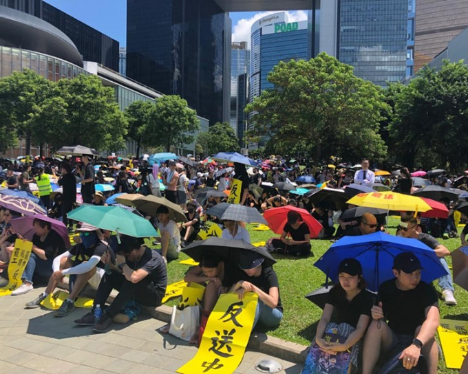 集會人士坐滿整個添馬公園。