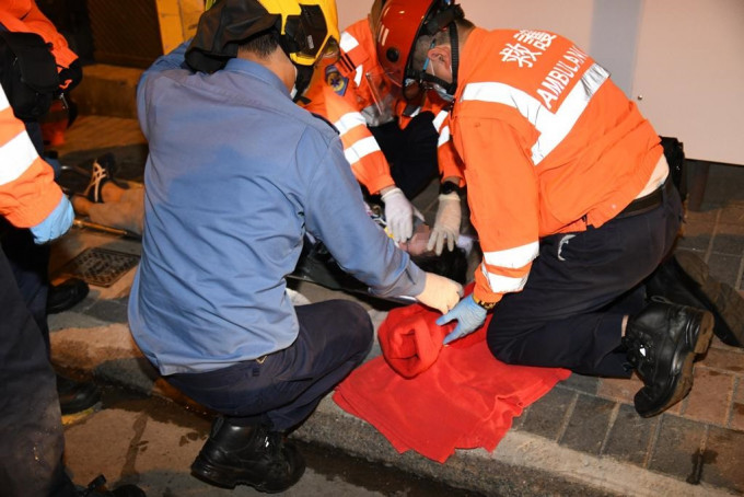 救护员在现场为伤者治理伤势。