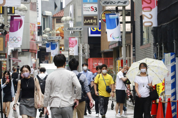 日本的紧急状态将扩大至13个都府县。AP图片