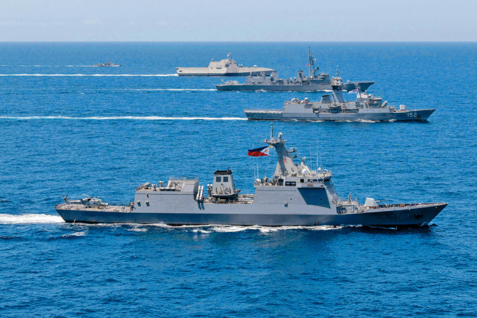 美日澳菲四國的軍艦周日在南海舉行聯合軍演。