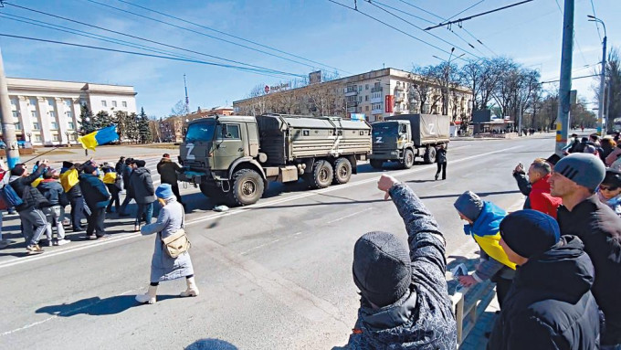 在已落入俄國之手的烏克蘭南部城市赫爾松，示威者周日向俄軍車輛高呼「回家！」