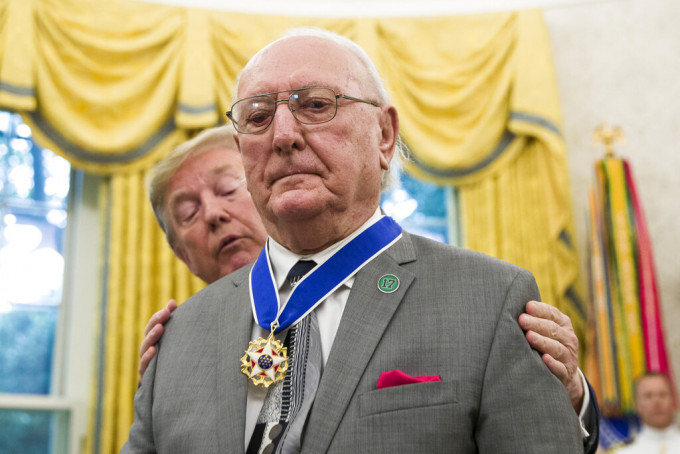 特朗普向91岁的NBA传奇人物古斯颁发总统自由奖章。 AP