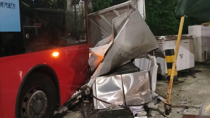 天水圍車廠一九巴撞向電箱。網圖