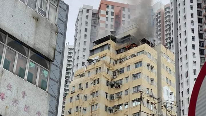 香港仔字辉大厦一户天台铁皮屋下午发生火警。香港突发事故报料区fadcebook图片