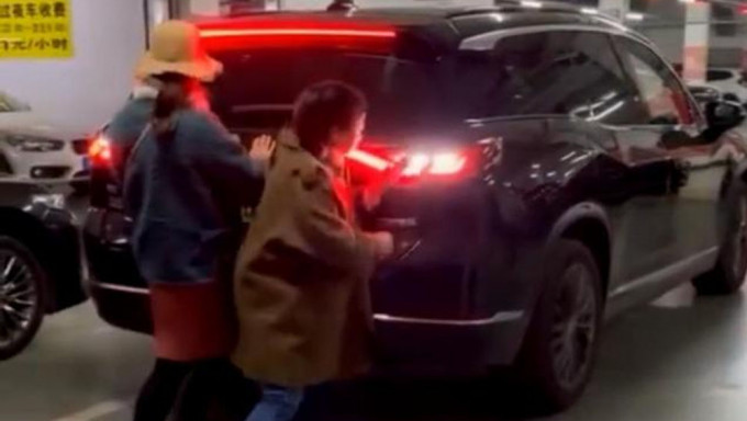 南京两女子人肉占车位遇狠人，车主强行倒车顶人入车位。