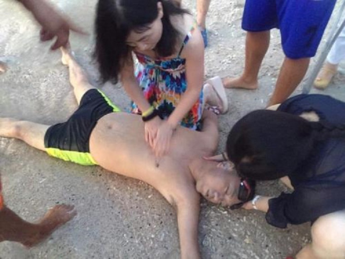杭州市中醫院婦產科醫師沈醒杭跪在地上搶救男子半小時。網上圖片