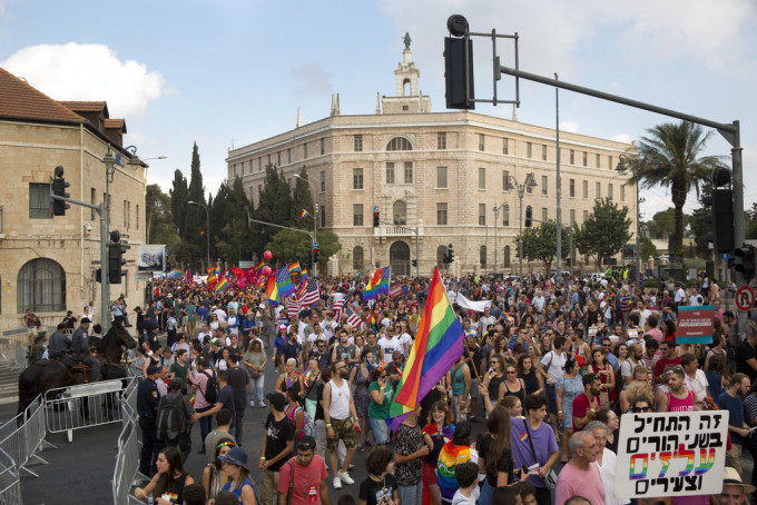 以色列耶路撒冷昨举行同性恋大游行，约有2万人参与。AP资料图片