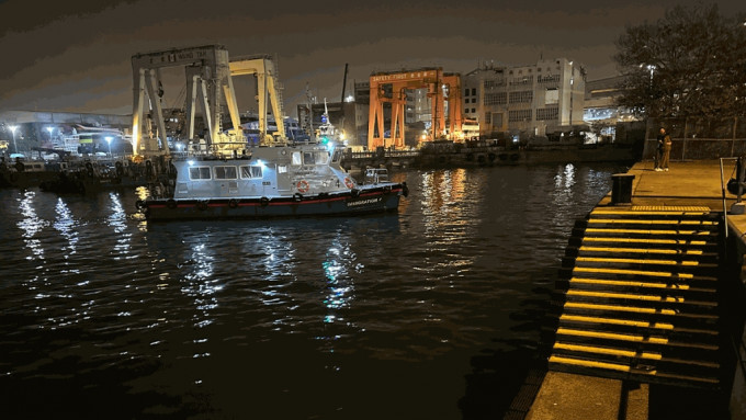 一名少女晚上于荔枝角兴华街西71号近新渡轮服务有限公司对出海傍堕海遇溺。尹敬堂摄