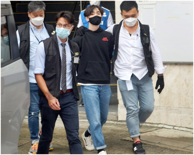 警方在华星工业大厦拘捕王逸战（黑口罩）。