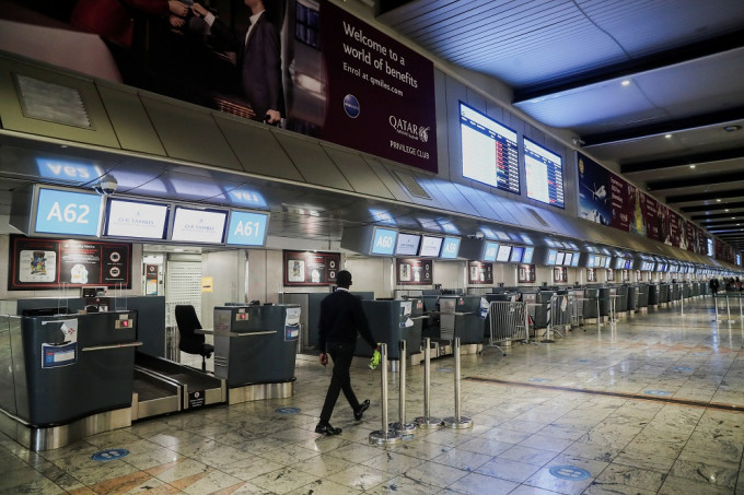 多国对非洲南部发出旅行禁令，当地机场出境柜位空无一人。REUTERS