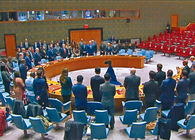 联合国安理会全体成员起立，为江泽民逝世默哀。