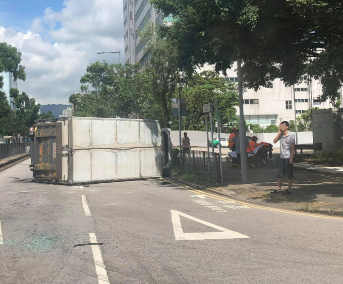 ‎涉事貨車翻側。 香港突發事故報料區FB/網民Chan Ting Wai圖