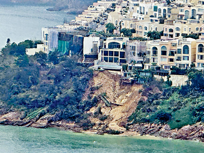 豪宅屋苑紅山半島出現山泥傾瀉，有獨立屋地基露出。