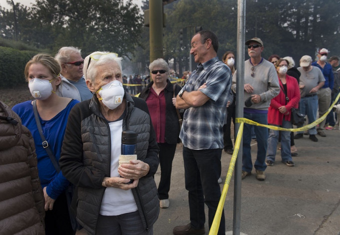加州民众外出都戴上口罩。AP图片