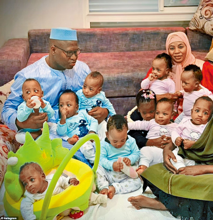 阿比夫婦與一歲生日的九胞胎子女合照。