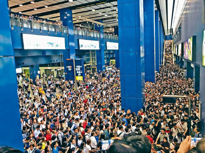 「山竹」过后，数以千计市民塞满大围站等上车返工。 资料图片