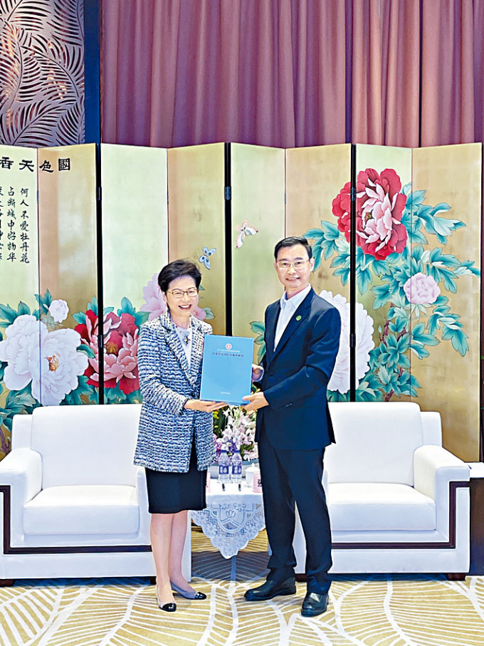 特首林鄭月娥與廣州市長溫國輝會面，並送上《二〇二一年施政報告》。