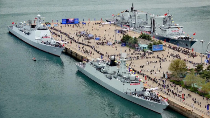 為慶祝解放軍海軍成立75年，山東青島會舉辦艦艇軍營開放活動。小紅書