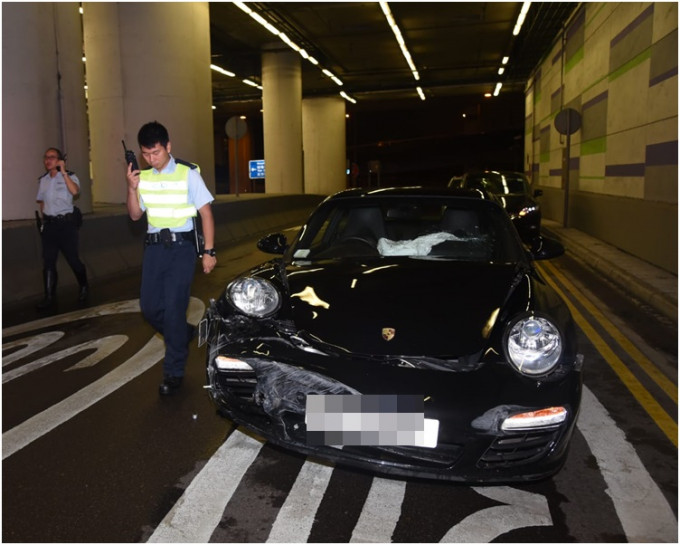 保時捷車頭撞毀。