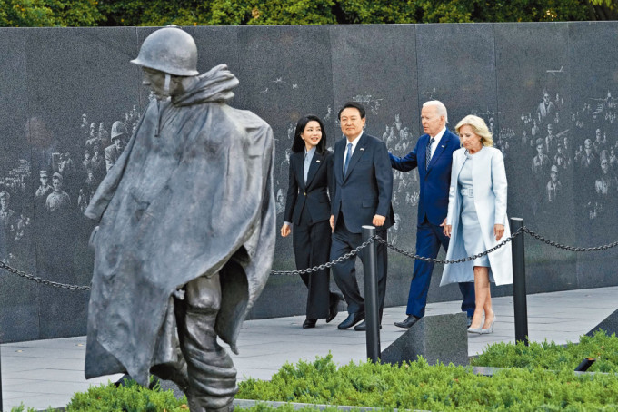 南韩总统尹锡悦与夫人金建希周二由拜登伉俪陪同，到访华盛顿的韩战老兵纪念碑。