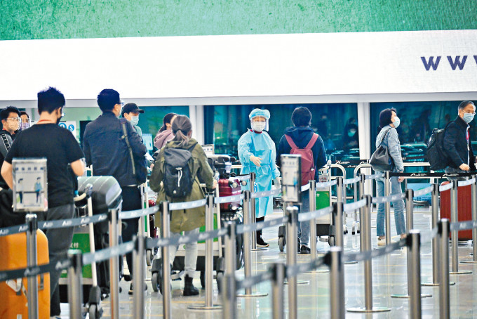专家认为，容许A组地区人士经本港转机，有机会接触到机场员工，将病毒带入社区。