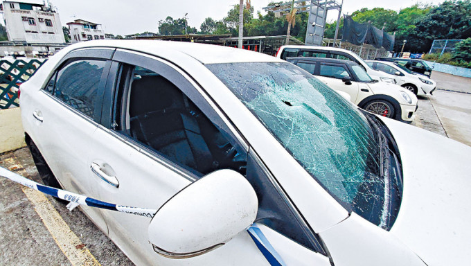 遭截停私家車被砸毀擋風玻璃。 
