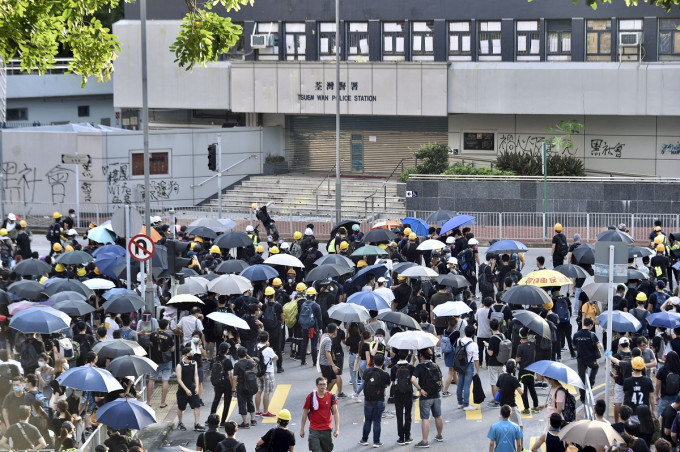 張建宗指，警隊已經退守警署，已經是使用最低武力去驅散。資料圖片