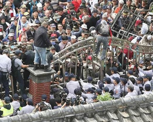「八百壮士」4月25日在立法院外激烈抗争。资料图片