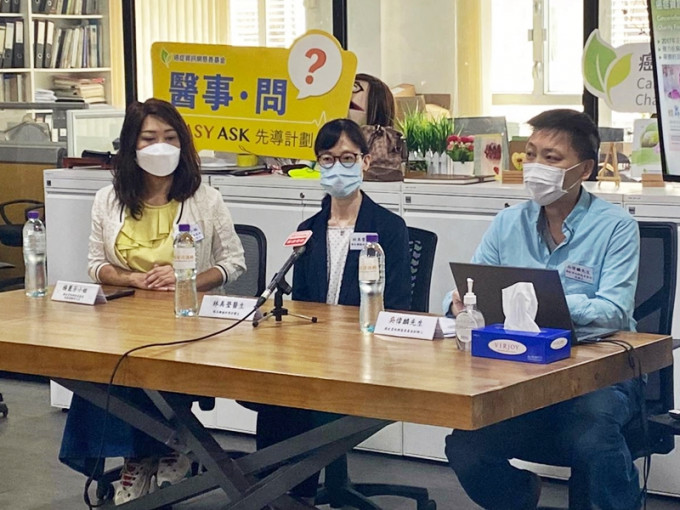 吴伟麟（右）期望，政府可加快考虑资助免疫治疗在不同类别的肺癌患者上。