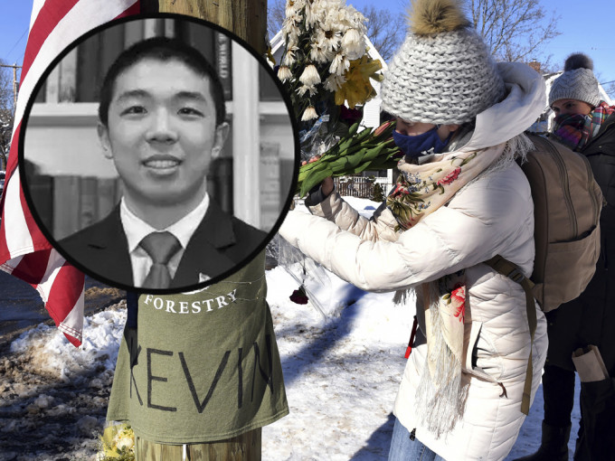 耶鲁大学华裔研究生遭枪杀，同学献花悼念。AP/网图
