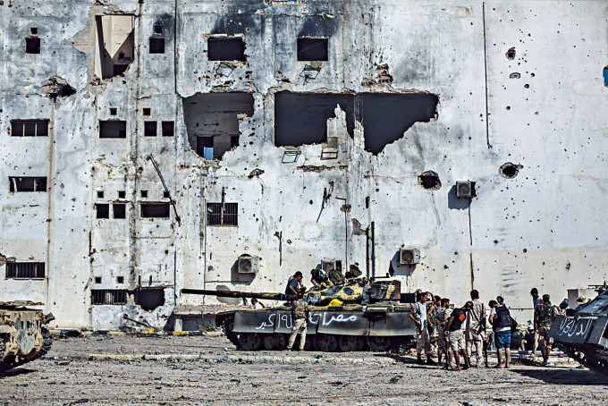 ■利比亞政府軍二○一六年在蘇爾特戰鬥。　