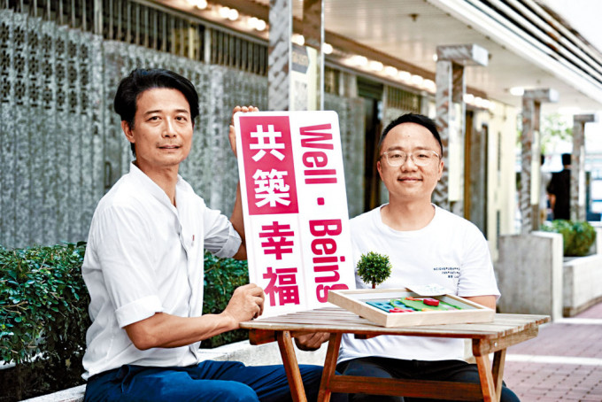 房屋署總建築師李民偉（左）、鄰里關係研究所總監何力輝（右）到華廈村訪問。