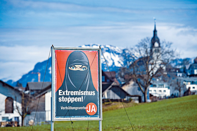 瑞士一幅海报，内容是支持禁止在公众场所遮盖脸部法案。